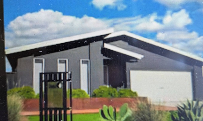 Dubbo House | On the Park. 4 Bedroom Home. Metres from parks and shopping centre.