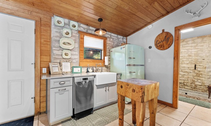 Canyon Lake Cabin | ON the River! Free Paddleboards, Kayaks, Tubes, Fishin' Gear -Boutique Gem for 6