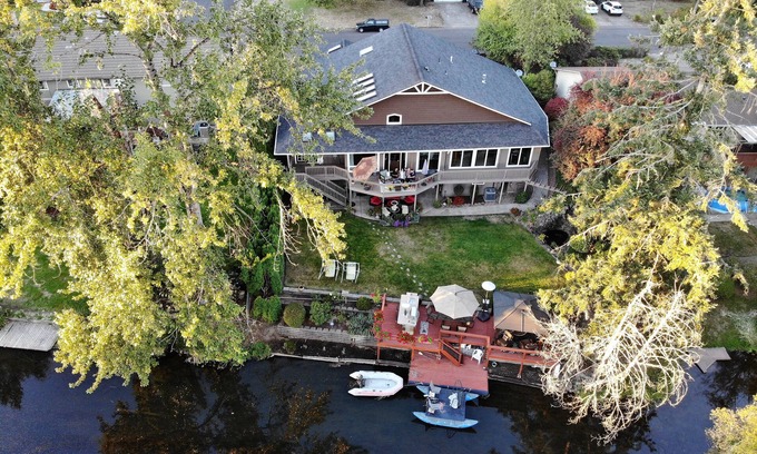 Harlow House | On the river with your own private boat and dock!Moments from downtown!