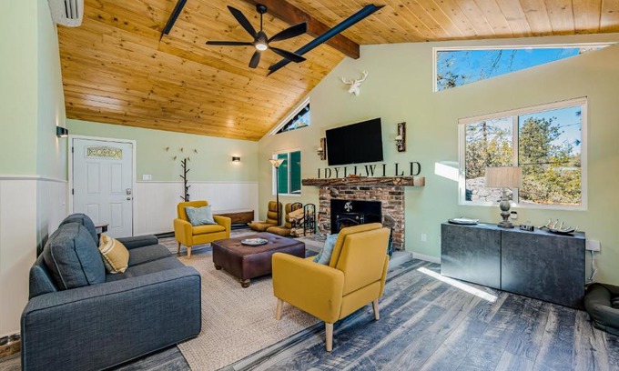 Idyllwild House | On the Rocks Cabin