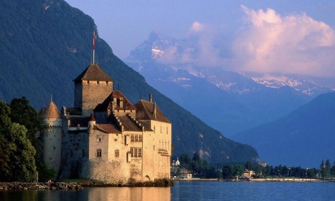 Thonon-les-Bains House | On the shores of Port Ripaille, the charm of Lake Geneva