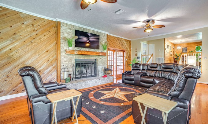 Onalaska House | Onalaska Home w/Game Room, Sunroom & Lake View!