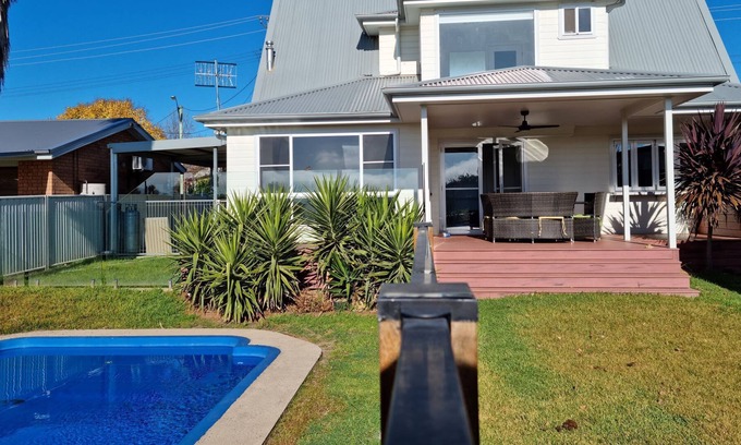 Central Mudgee House | One 8 Four on Market - 4 bed, 2 bath house