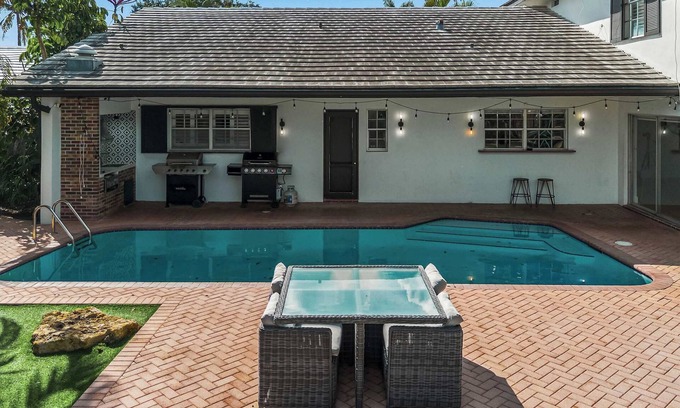 Fort Lauderdale House | One and Only Villa Monster Pickleball Jacuzzi Pool