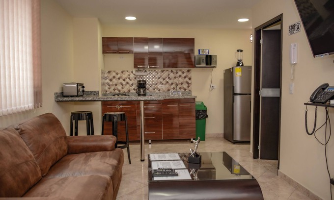Zona Rosa Apartment | One Bedroom AC Hot Tub Flat screens Parque Poblado APT 402