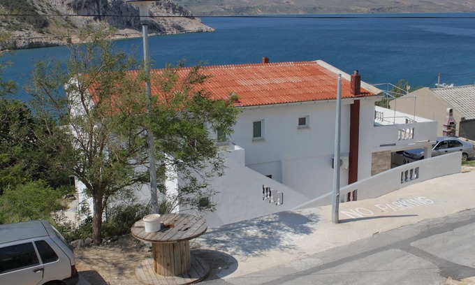Metajna Apartment | One bedroom apartment with terrace and sea view Metajna, Pag (A-6336-g)