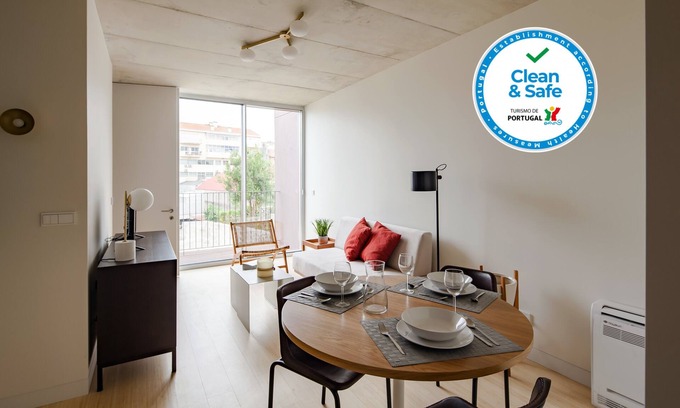 Bonfim Apartment | One Bedroom Apartment with Balcony and Pool View
