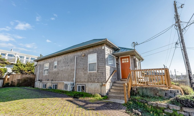 Newport House | One block to the ocean & Nye Beach Sunny home w/fireplace, foosball & WiFi
