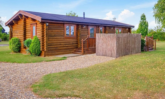 Woodbridge Ski Chalet | One double with en suite shower and one twin.