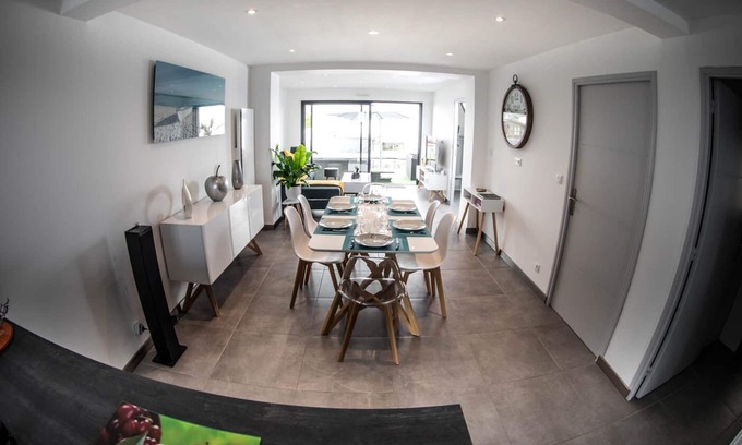 Gavres House | One-storey ocean villa with outdoor spa and sea view