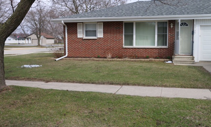 Green Bay Condo | Oneida St Duplex 5 min walk to Lambeau 7 beds 2 baths full kitchen laundry park