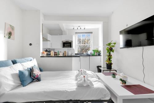 Turnham Green Apartment | Only 1-Min to Tube, 20min to Central London, Tassimo Coffee machine, Rice Cooker, free snacks, Close to Winter Wonderland