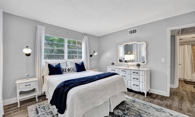 Del-Ida Park Historic District Condo | ⭐Only 5 Minutes To Beach ⭐ Downtown, Fast Wi-fi, Free Parking, Outdoor Grill