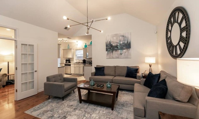 Memphis House | Only rental home with standby generator!Immaculate home quick drive to Downtown.