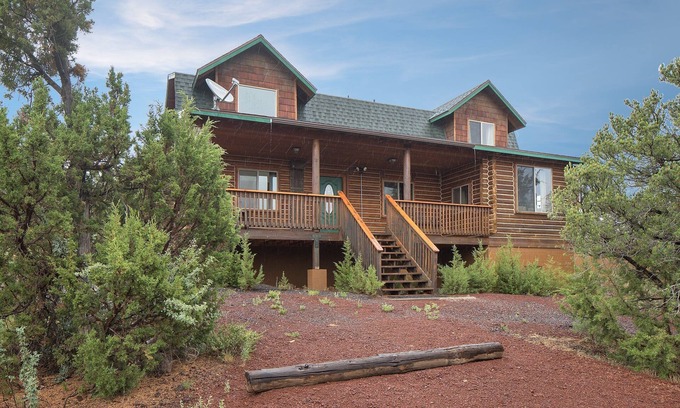 Williams House | Ontario Ave | Remodeled Log Cabin on 1 Acre | Gateway to Grand Canyon | Amazing Views