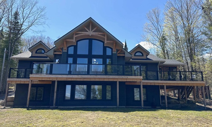 Minden Cottage | Open and airy space overlooking Horseshoe Lake