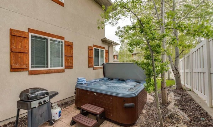 Midvale House | Open Concept Home * Private Hot Tub * Fireplace *