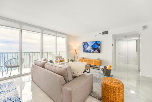 Brickell Apartment | Open the Window and Enjoy the Sea Breeze at Exclusive Condo!