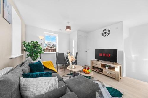Killingbeck House | Opulent 2BR 2BA House with FREE Parking