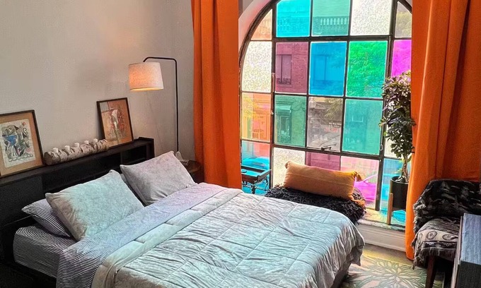 Bridgeport Apartment | Orange & Groovy Stylish Amphitheater, Park, Metro North, Ferry All 2-10min walk