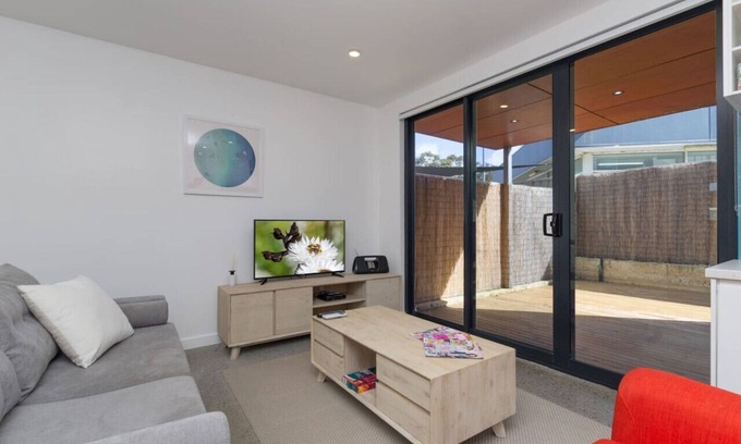 Marmion Apartment | Orange Ground · Sunset Apartments - Orange Ground - 100m to shops.