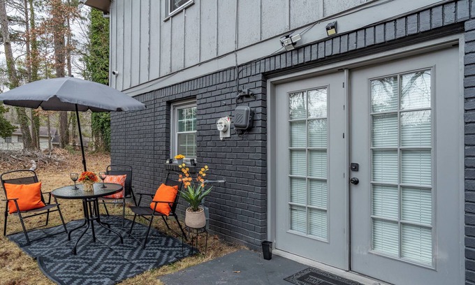 Sandtown Apartment | Orange Oasis Hideaway Suite spacious 1 bed retreat Atl airport and Everything!