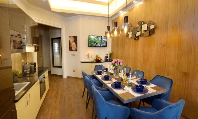 Inner City Budapest Apartment | ORANGEHOMES 4 bdrm apartment view to Synagogue