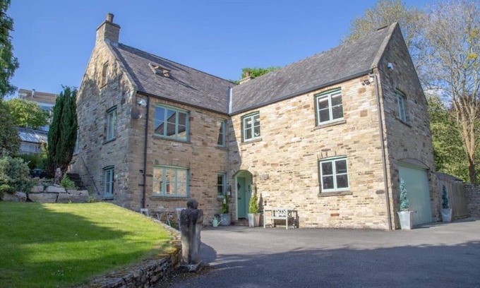 Richmond House | Orchard House, Richmond with hot tub, games room & parking