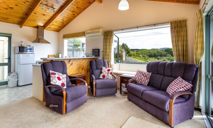Athenree Cottage | Orchard Seaview Bach