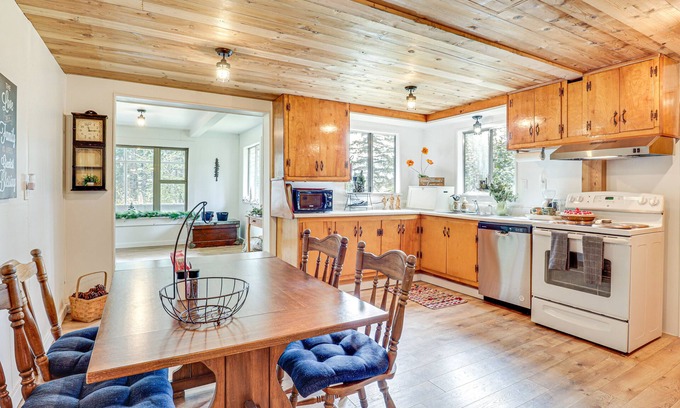 Gates Cabin | Oregon Vacation Rental ~ 1/2 Mi to Santiam River!