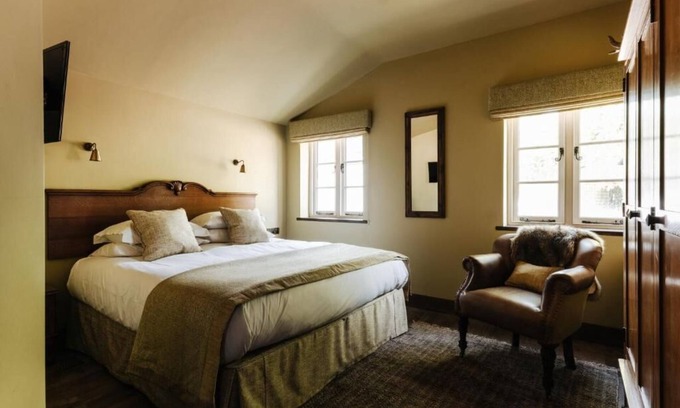 Great Yarmouth House | Ormesby Manor - Well Lodge with breakfast