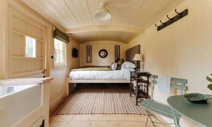 Great Yarmouth Ski Chalet | Ormesby Manor - Shepherd's hut Gamekeeper