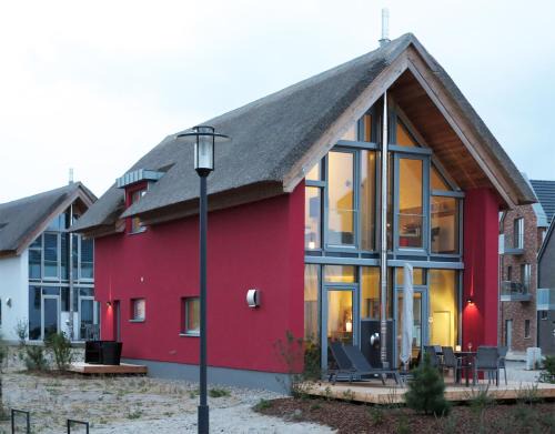 Heiligenhafen House | Ostsee - Reetdachhaus Nr 14 "DasRoteHaus" im Strand Resort