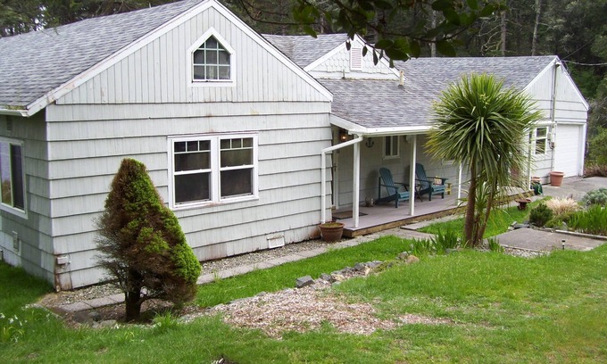 Port Orford House | OTTER COVE A PRIVATE COZY LAKE FRONT HOME ON GARRISON LAKE PORT ORFORD OREGON