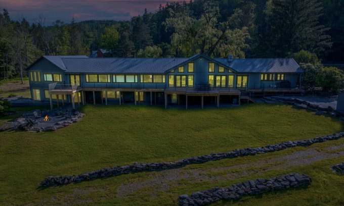 Newfoundland House | Otter Lodge - Private Pond!