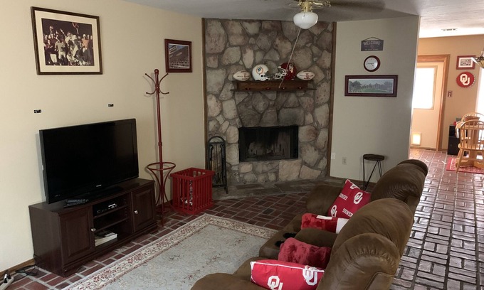 Norman House | OU Game Day Condo! Nice single bedroom townhouse 6 mins from OU campus.