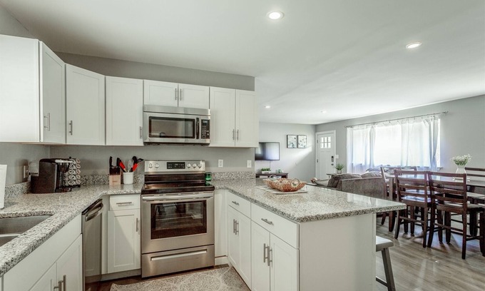 Lookout Valley Neighborhood Association House | Our Cozy Rancher | Close to Downtown + Attractions!