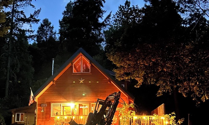 Medford Cabin | Our one-of-a-kind woodland retreat is waiting for you at Donner Family Ranch.