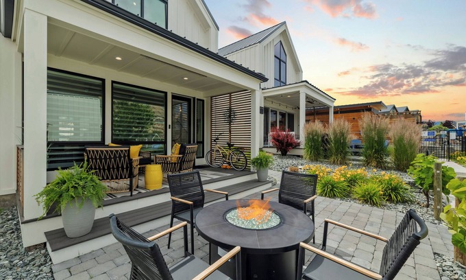 Chelan House | Outdoor Heater & Covered Patio, Paddle boards, Fire table, Bikes, Outdoor Games