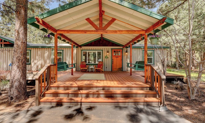 Sisters House | Outside Oasis bordering forest service dog friendly
