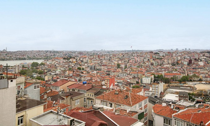 Beyoglu Apartment | Outstanding Flat With City and Sea View in Beyoglu