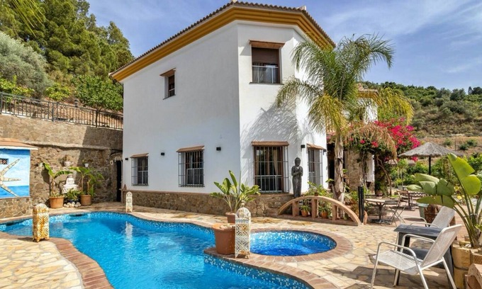 Sayalonga Cottage | Outstanding Private Villa ideal for an amazing holidays