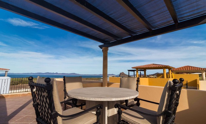 Nopolo House | Outstanding Views 2 or 3 Bedrooms & 3. 5 BA