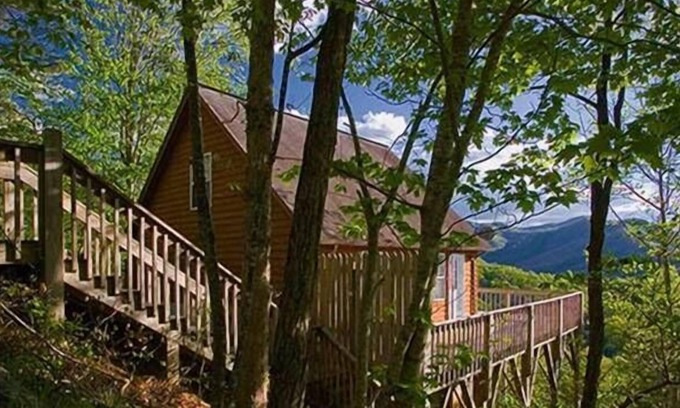 Bryson City Cabin | Over The Edge (near the Nantahala Outdoor Center) WiFi Hot Tub