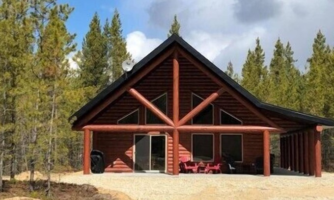Valemount House | Overlook Cabin Rental - Pet Friendly!