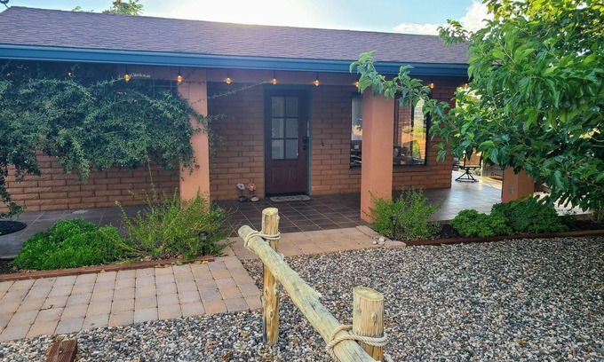 Cornville Cottage | Overlook the valley, hike, wine taste, relax! 2BR