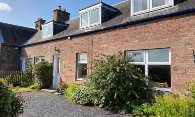Jedburgh Cottage | Owl Cottage, in Rural Farm Location with Games Room