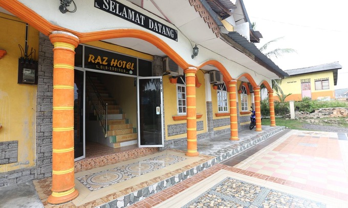 Kampung Ru Lima Hotel | OYO 89819 Raz Hotel Kelulut