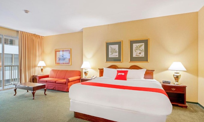 Downtown West Hotel | OYO Hotel St Louis Downtown City Center MO