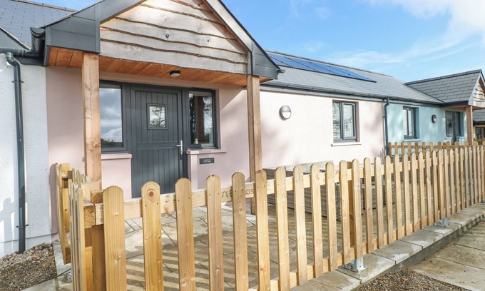 Kilgetty Cottage | OYSTER COTTAGE, pet friendly, with a garden in Kilgetty